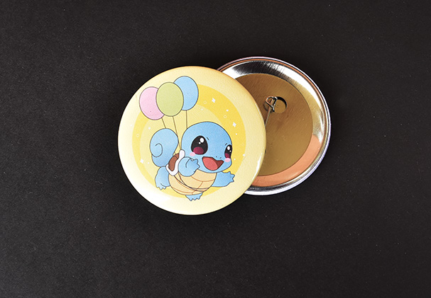 Badge épingle Carapuce fond jaune qui vole avec des ballons