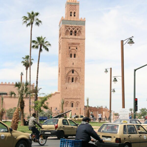 Cette photographie représente la Mosquée Koutoubia de Marrakech avec sa circulation en premier plan.
