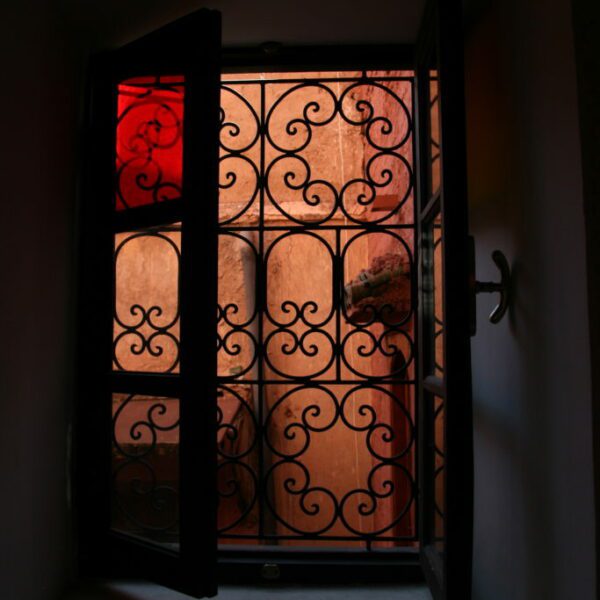 Les-couleurs-de-Marrakech. Cette image représente une fenêtre où passe un rayon de lumière aux couleurs orangés de Marrakech.