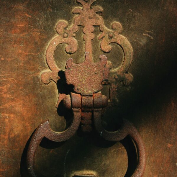 Sujet été 2020 "La ville à mon image"_ Je réalise des photos sur les petits détails dans la ville. On voit la poignet d'une porte à l'ancienne éclairé pour un faisceau de lumière.