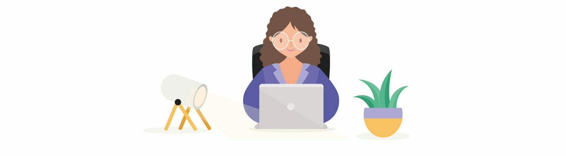 Illustration d'une jeune femme avec des lunettes rondes qui travaille à son bureau sur son ordinateur portable. Assise de face. On y trouve une plante sur la droite et une lumière sur la gauche.