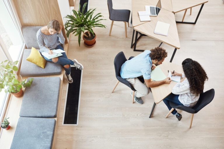 Le coworking est un nouveau mode de travail qui permet la location d'un bureau, à la journée ou au mois, dans des espaces de travail partagés et ouverts à tous. Cela