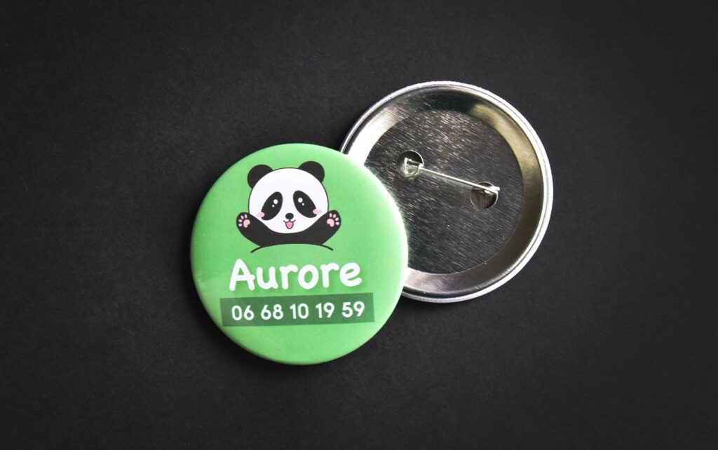 Exemple Badge Panda noir et blanc avec un fond vert et inscription du nom et du téléphone sur le bas.