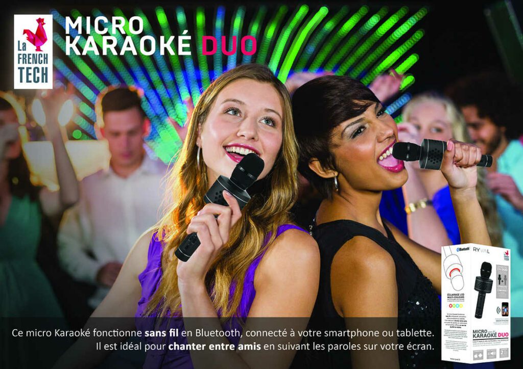 Deux filles qui chantent avec un micro Karaoké DUO