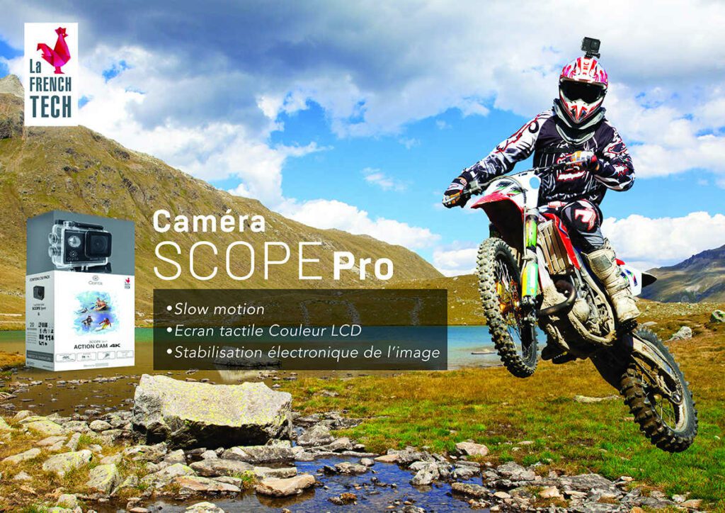 Un homme fait de la moto dans la montagne avec une camera sur le casque