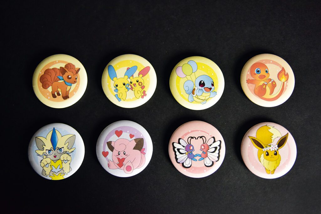 8 Badges mélofée Évoli Carapuce Salamèche Goupix Négapi /Posipi Zeraora Papilusion